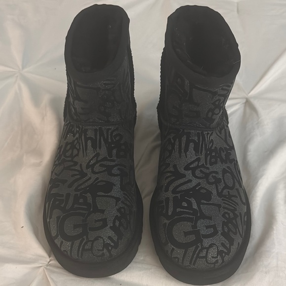 UGG Boots Black and Gray Patterned - Picture 2 of 10